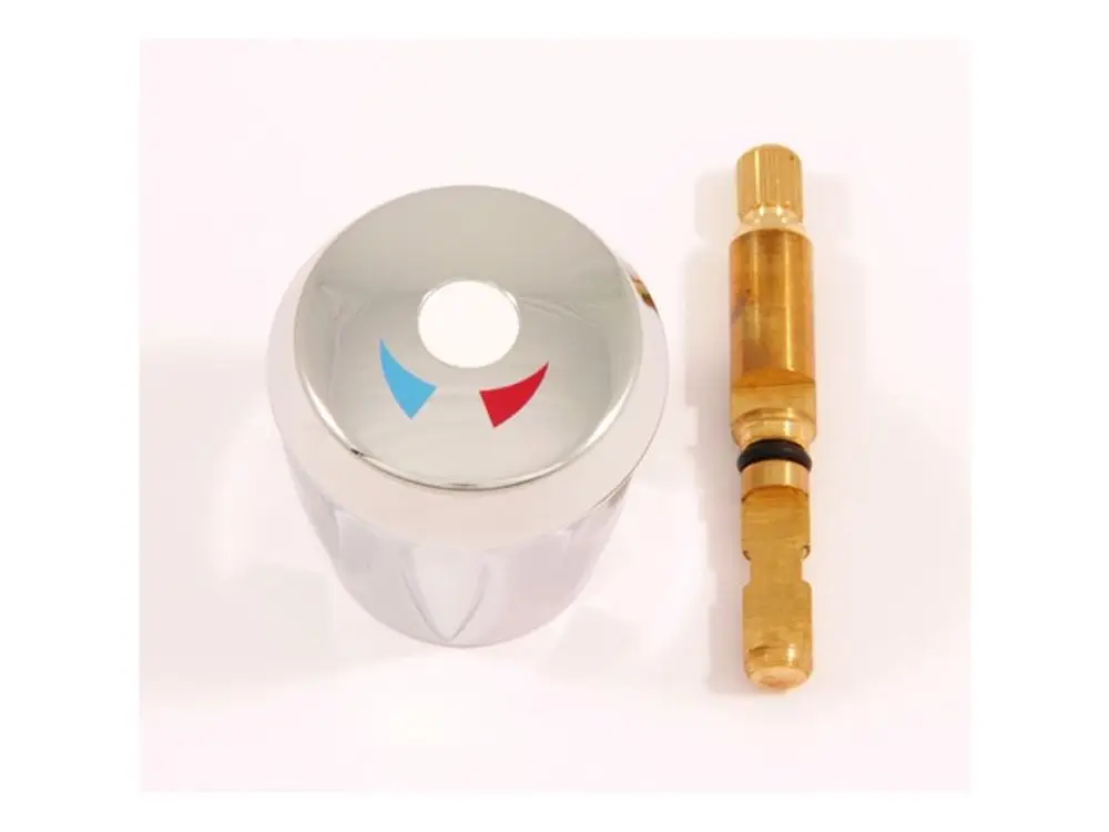 Chromfarbenes Oberteil mit integriertem Thermostat und blauen sowie roten Markierungen für warmes und kaltes Wasser, hergestellt von Ideal Standard.